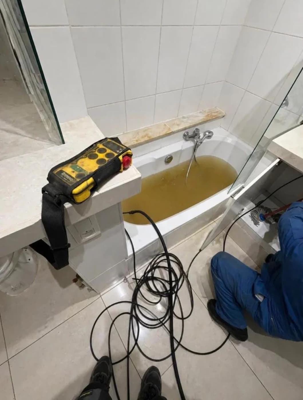 Curage d'un siphon obstrué par des cheveux