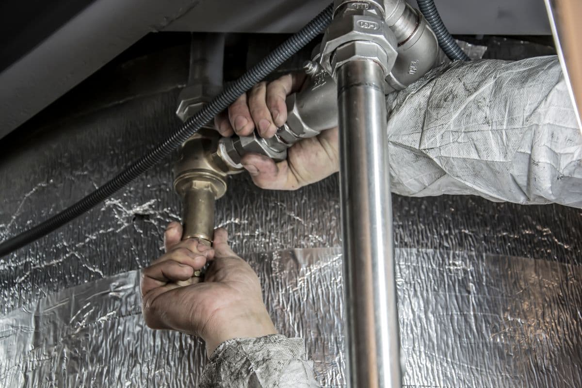 Technicien Débouchage Hanssens en intervention sur une canalisation